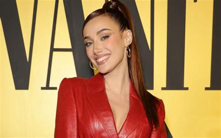 Olivia O'Brien in Bathing Suit Says "Yeah" — Celebwell